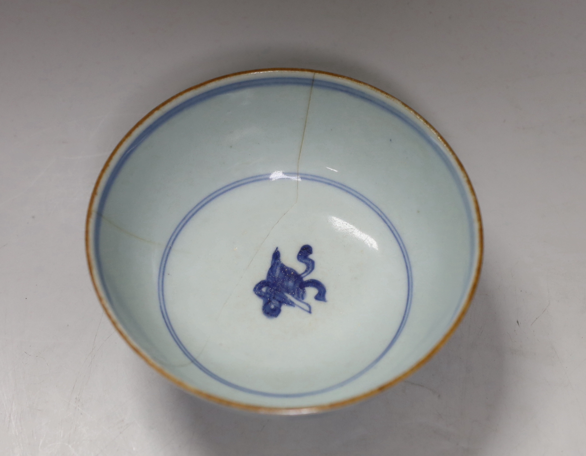 A Chinese Kangxi blue and white bowl, 15cm diameter (a.f.)